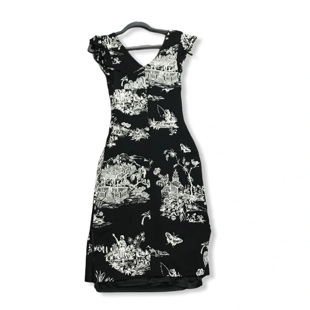 Guess Collection Mural Dress - Picture 4 of 10